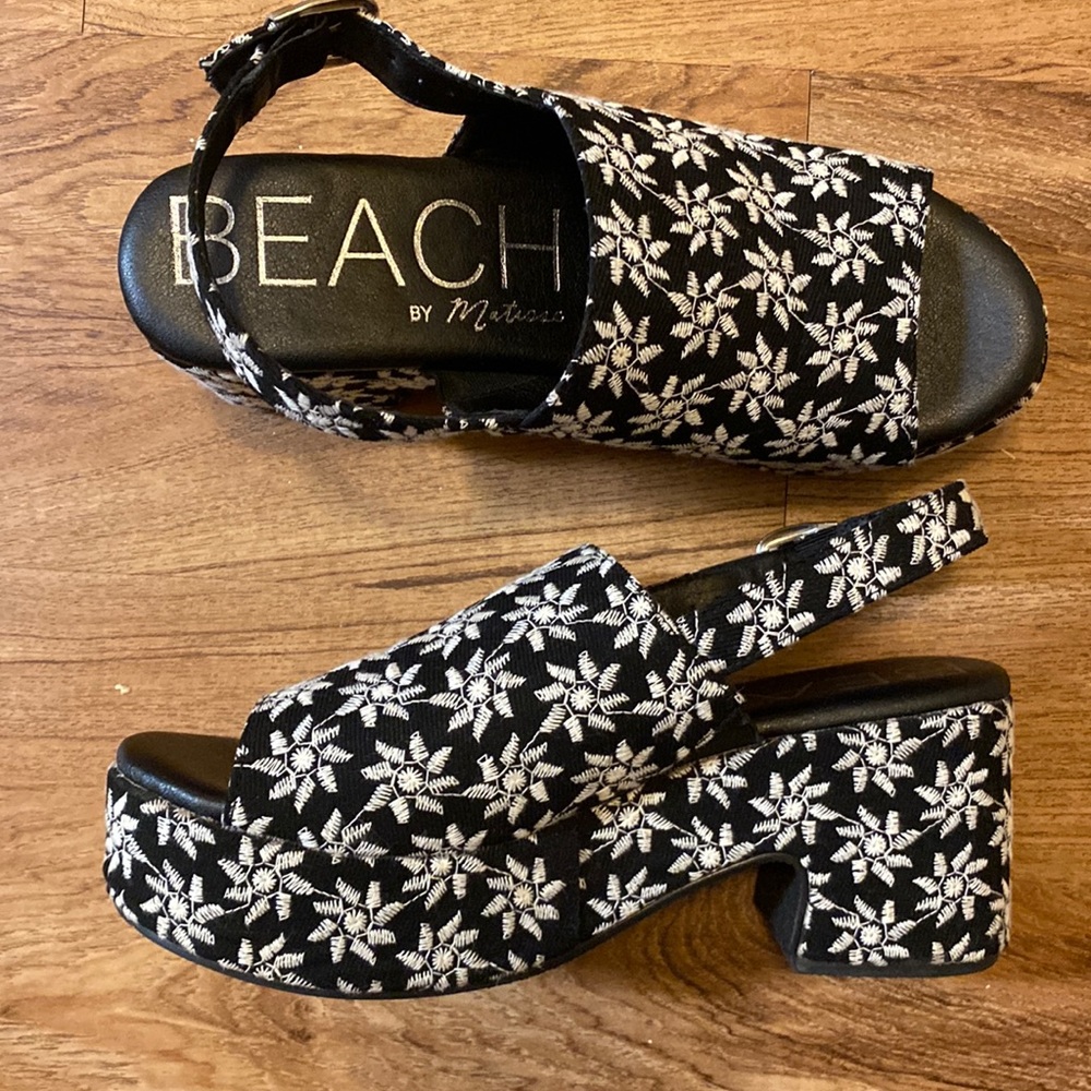 Beach by Matisse floral wedges size 10